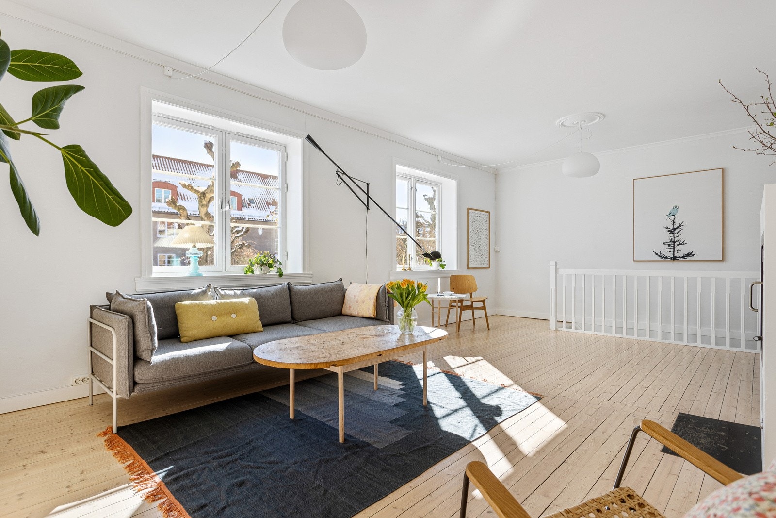 Stuen har store vindusflater som slipper inn rikelig med naturlig sollys til rommet. Galleribilde