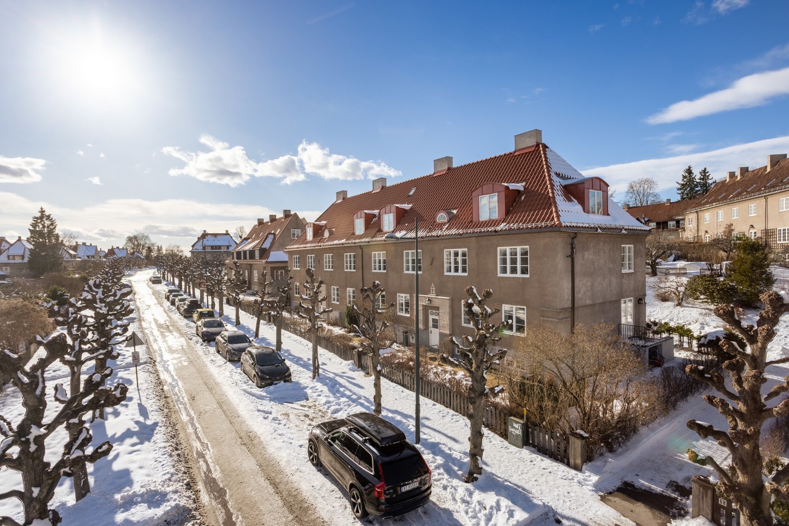 Leiligheten har en fantastisk beliggenhet i Ullevål Hageby, og ligger skjermet og frodig til i barnevennlige omgivelser. Galleribilde