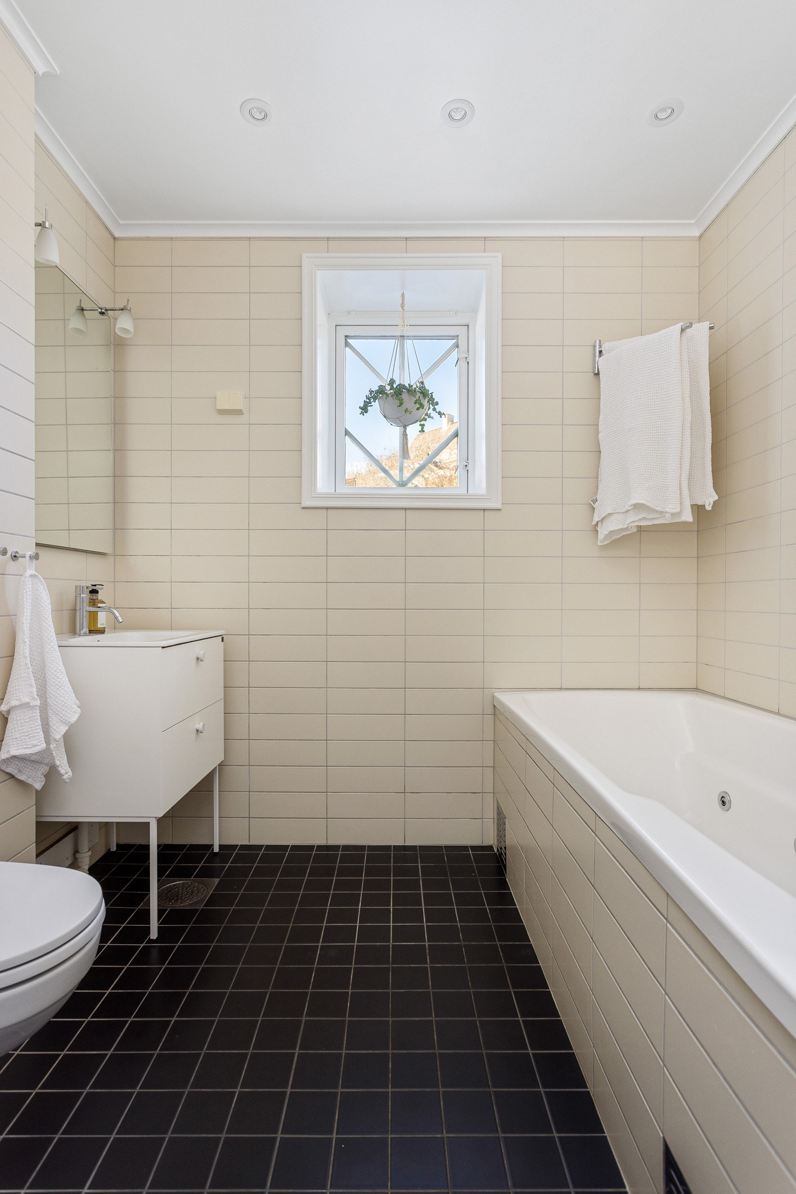 Badet ligger i en fin tilknytning til entréen. Galleribilde