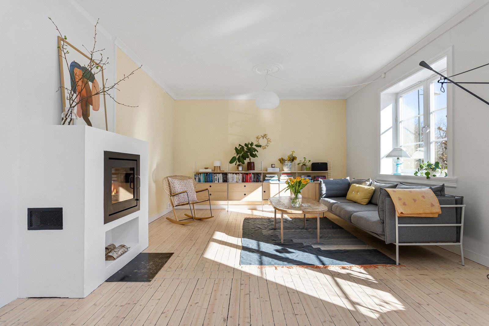 Stuen er et hyggelig og naturlig samlingspunkt for familien. Galleribilde