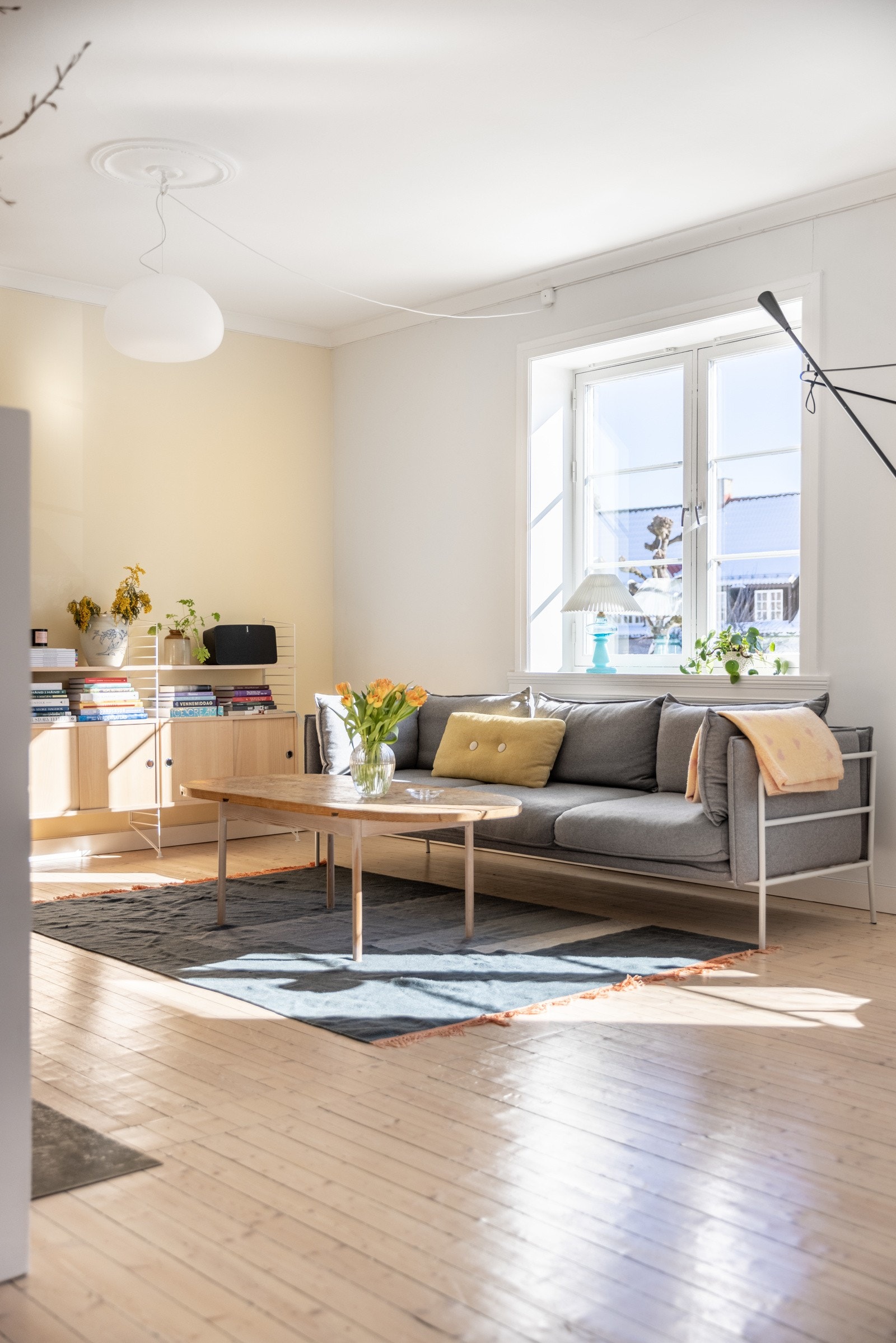 Innvendig har boligen lyse overflater som blender fint og behagelig med hverandre. Galleribilde