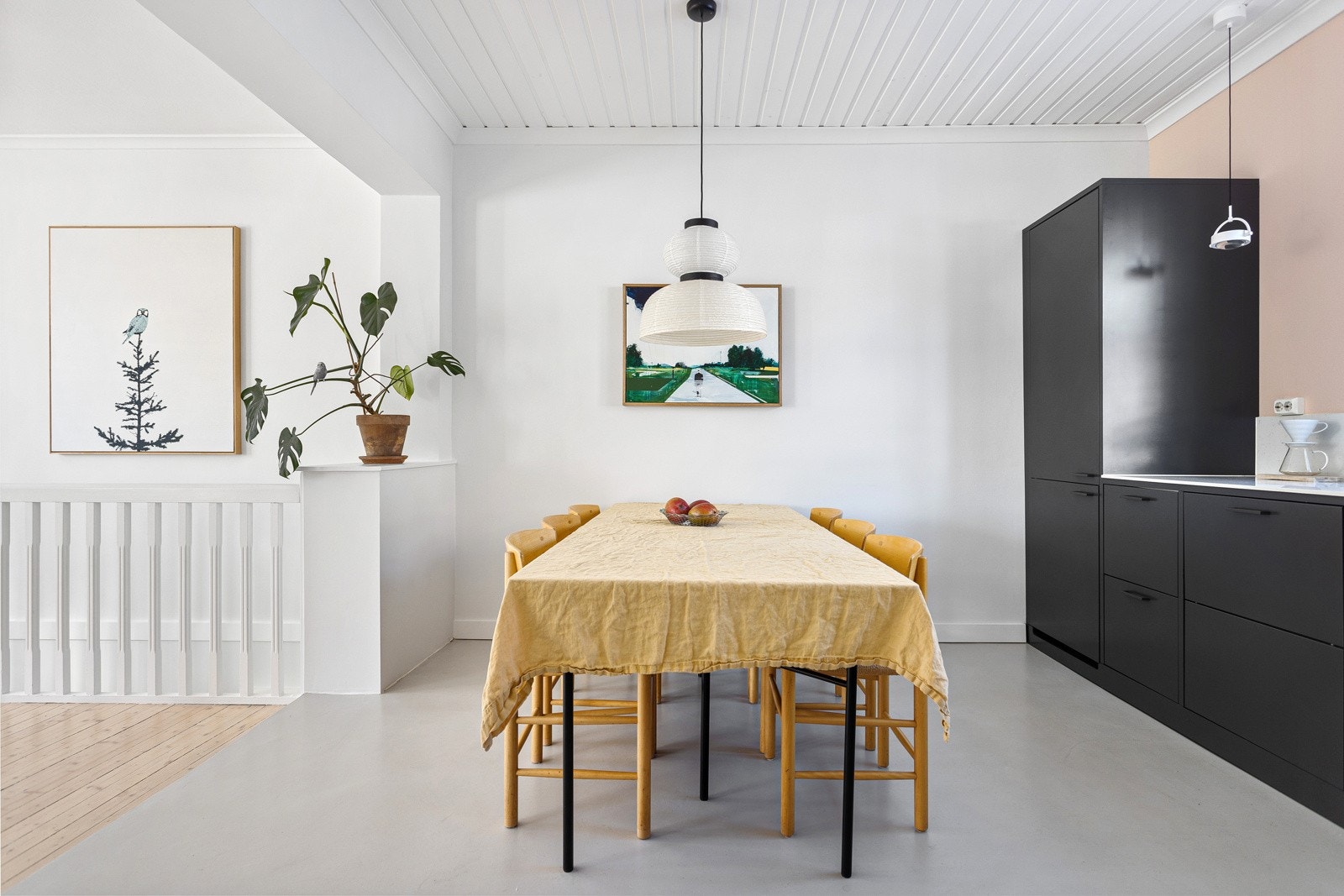 Stuen og kjøkkenet ligger i en praktisk løsning som skaper både sosiale og adskilte soner. Galleribilde