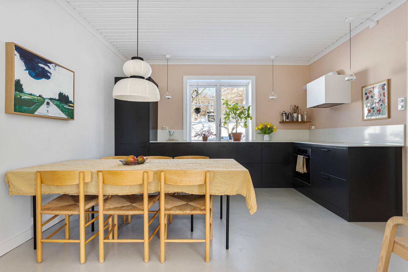 Det er god plass til spisebord på kjøkkenet. Galleribilde