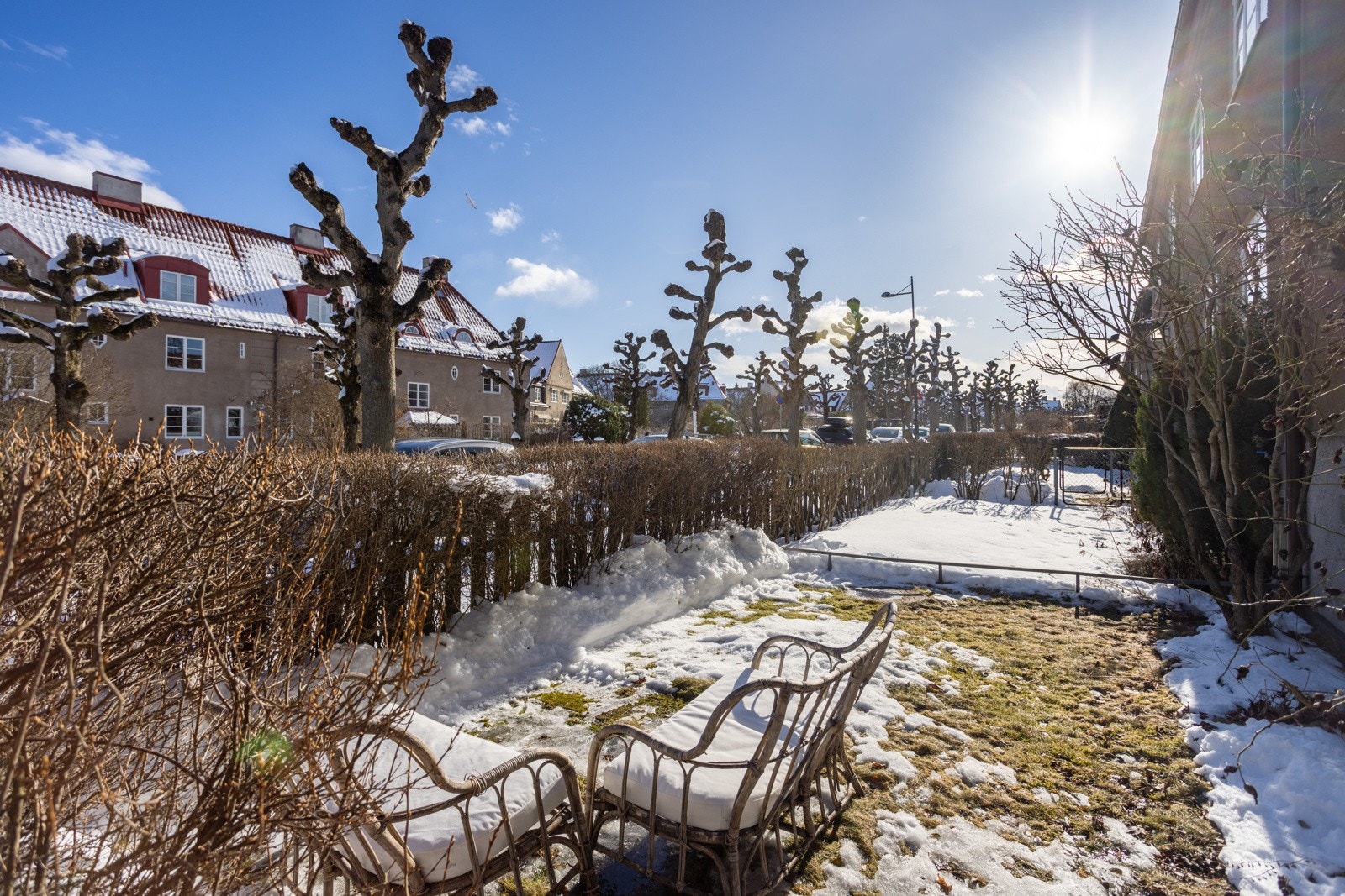 Eiendommen har tre solrike hageparseller - en mot John Colletts allé og to mot indre gårdstun. Galleribilde