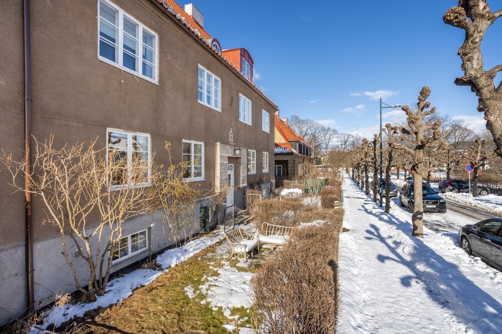 Området byr på kort og fin skoleveg til Ullevål skole og har flere barnehagetilbud i nærheten. I tillegg er det kort vei til offentlig kommunikasjon, servicetilbud og grøntområder. Galleribilde