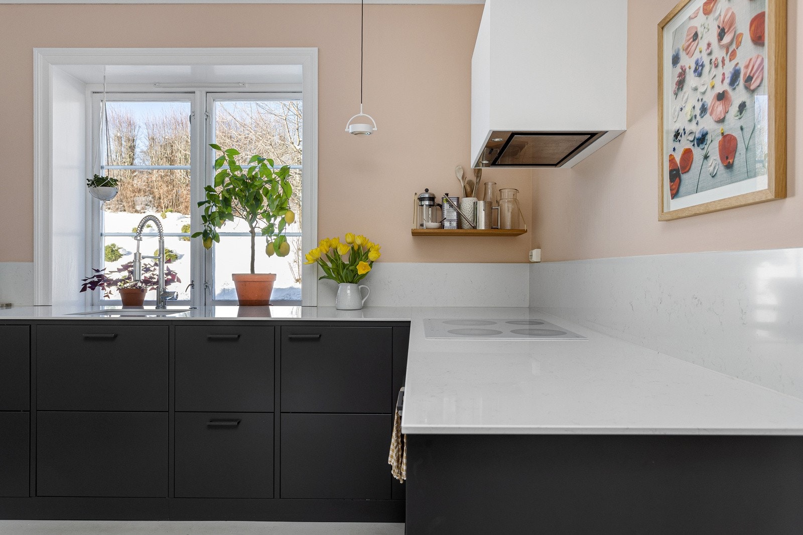 Kjøkkeninnredningen er delikat og tidsriktig fra "Drømmekjøkkenet", og var ny i 2017. Galleribilde