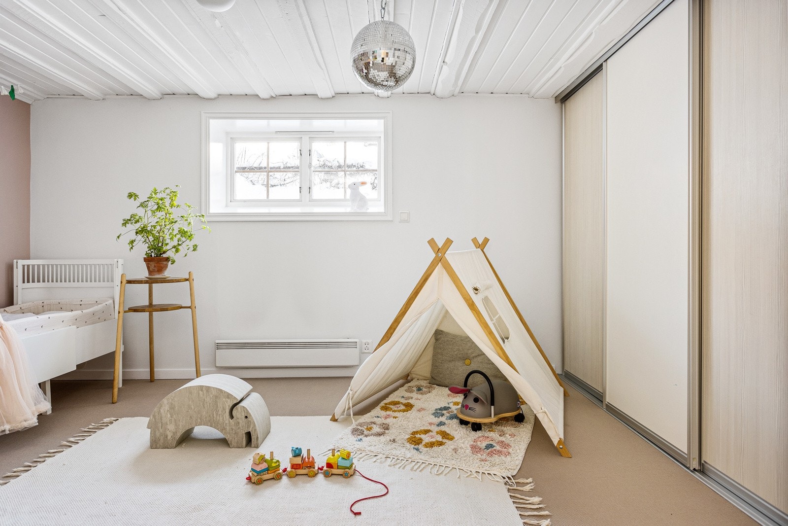 Det er stor skyvedørsgarderobe også på dette soverommet. Galleribilde