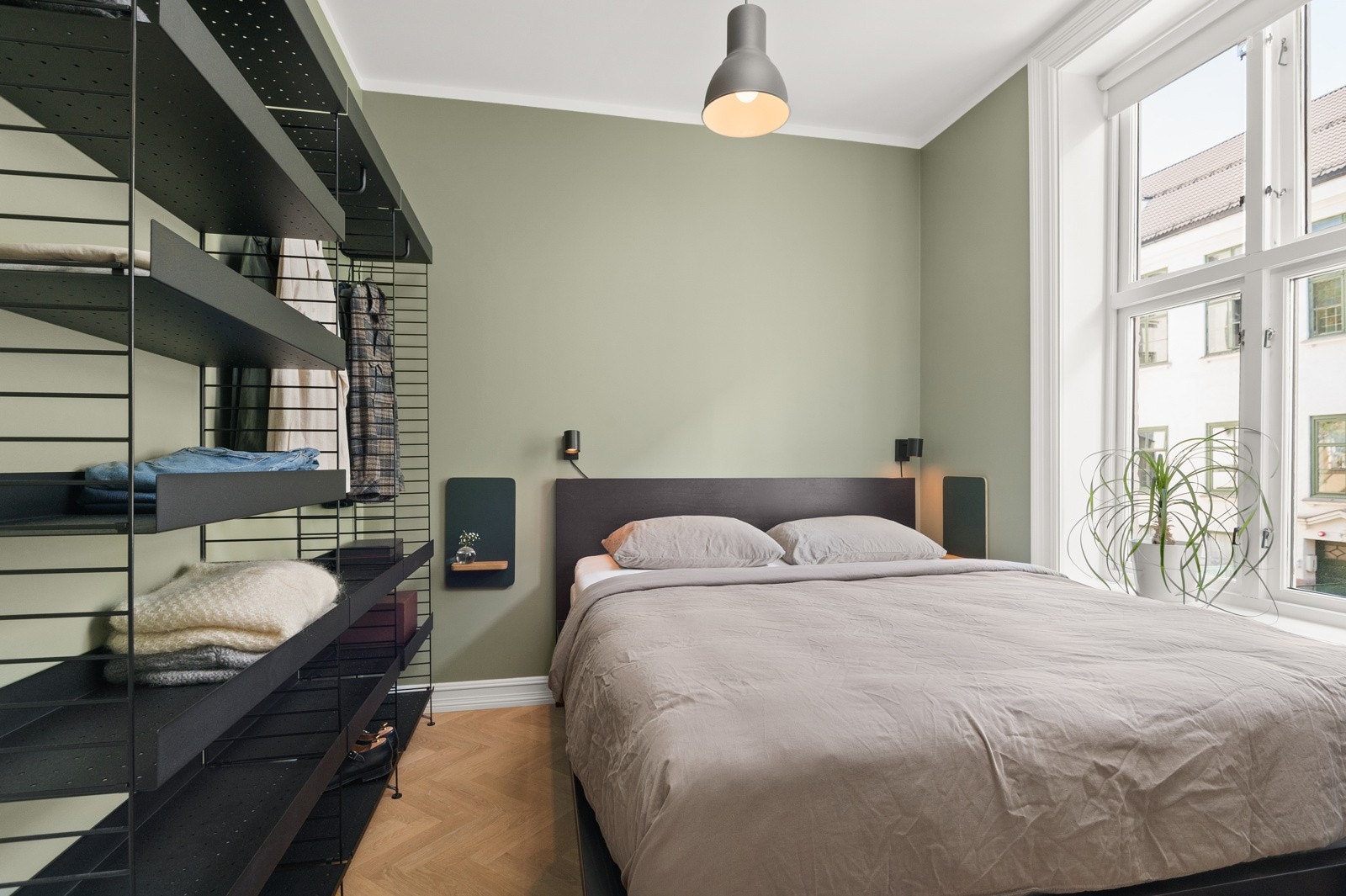 Romslig hovedsoverom med god plass til en dobbeltseng. Galleribilde