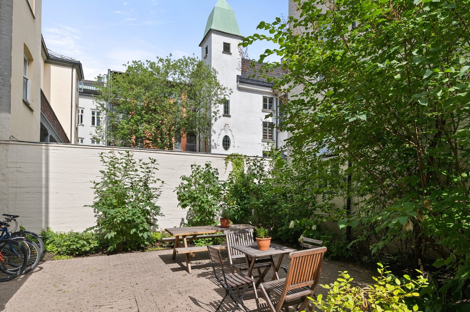Her har du gode solforhold og flere sittegrupper. Galleribilde
