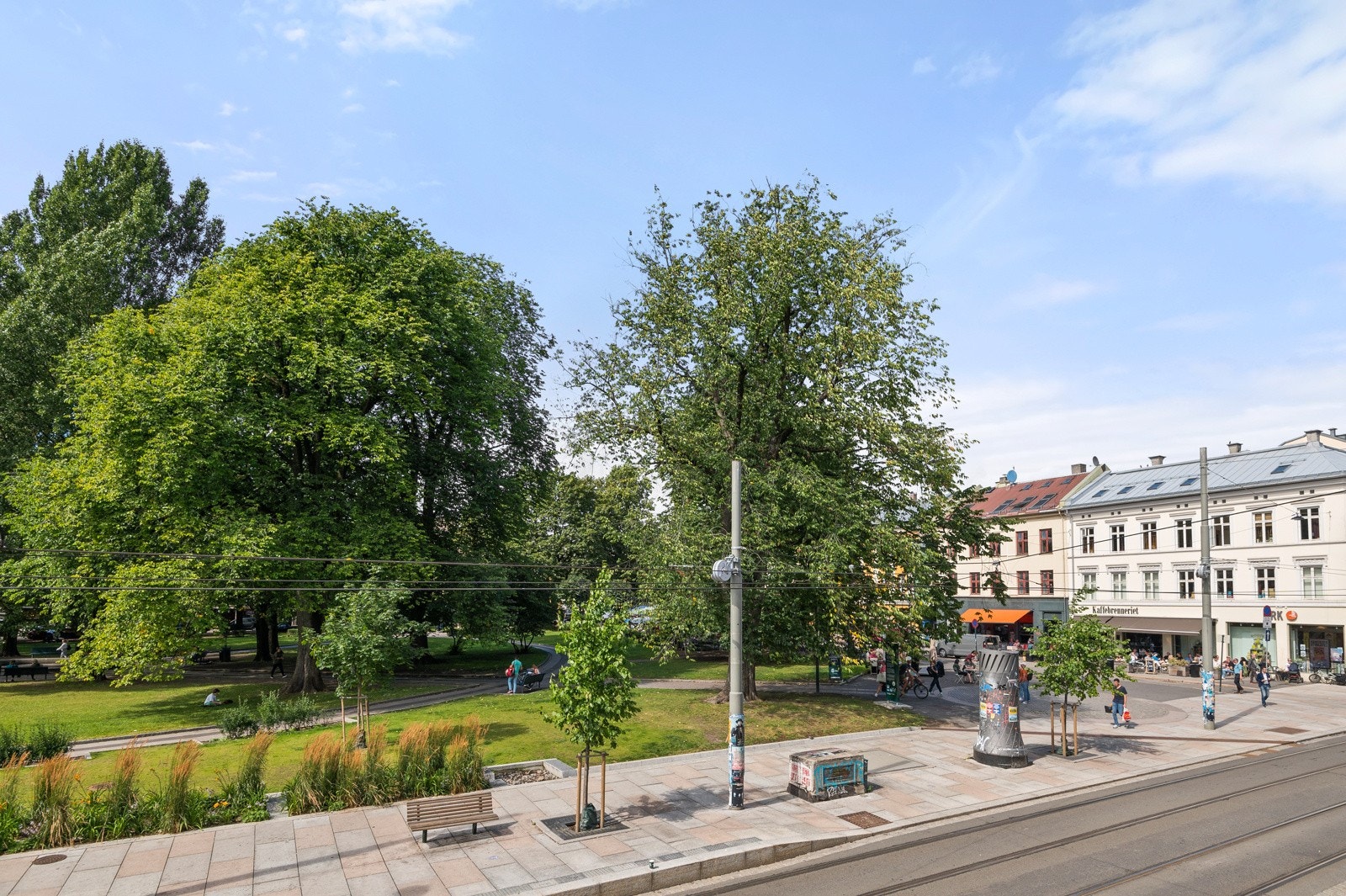 Utsikt mot Olaf Ryes plass fra stuevinduet. Galleribilde