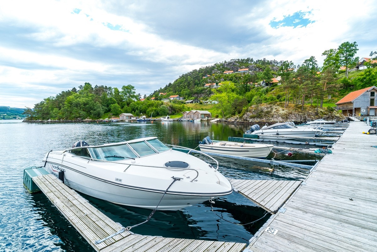 Flott båtanlegg med mulighet for å kjøpe båtplass og bod Galleribilde