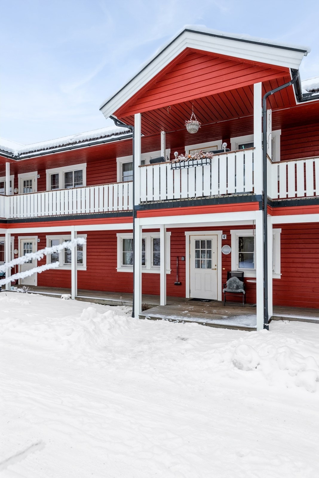 Ved inngangspartiet er en overbygget platting. Galleribilde