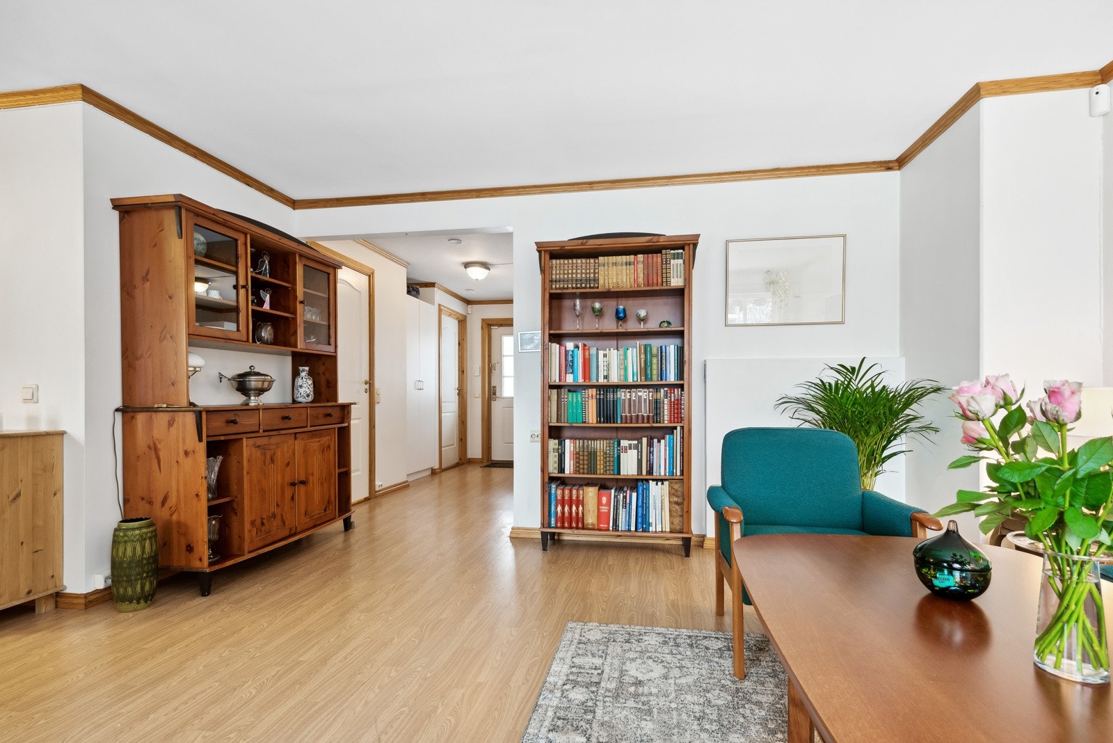 Leiligheten har gulv med vinylbelegg og gipsplater på vegger, med unntak av på bad. Galleribilde