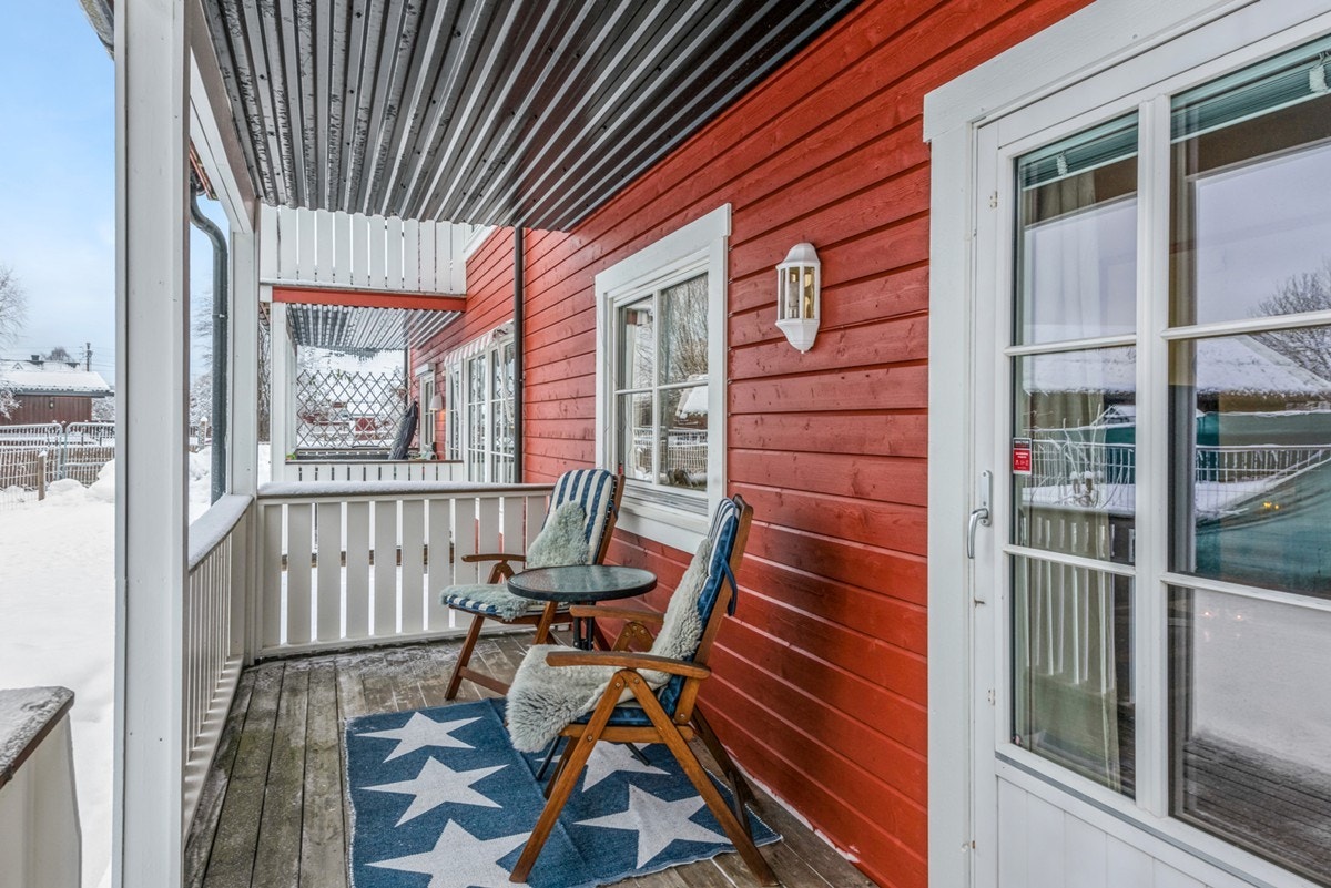 Vestvendt og overbygget terrasse. Galleribilde