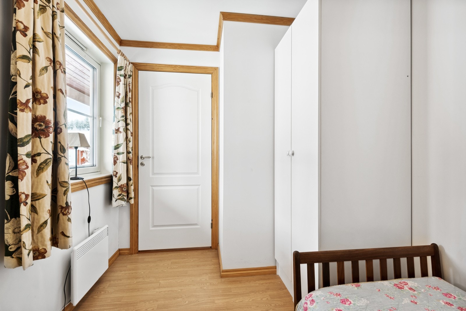 Det er også garderobeskap på dette rommet. Galleribilde