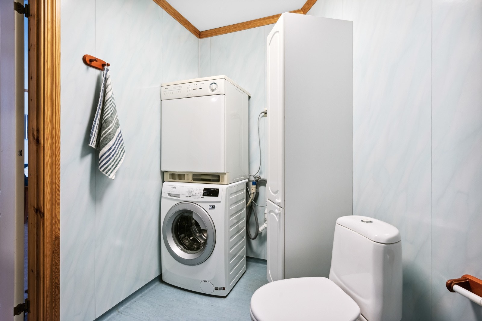 Originalt bad med våtromsbelegg på gulv og respatex-plater på vegger. Det er gulvvarme. Galleribilde