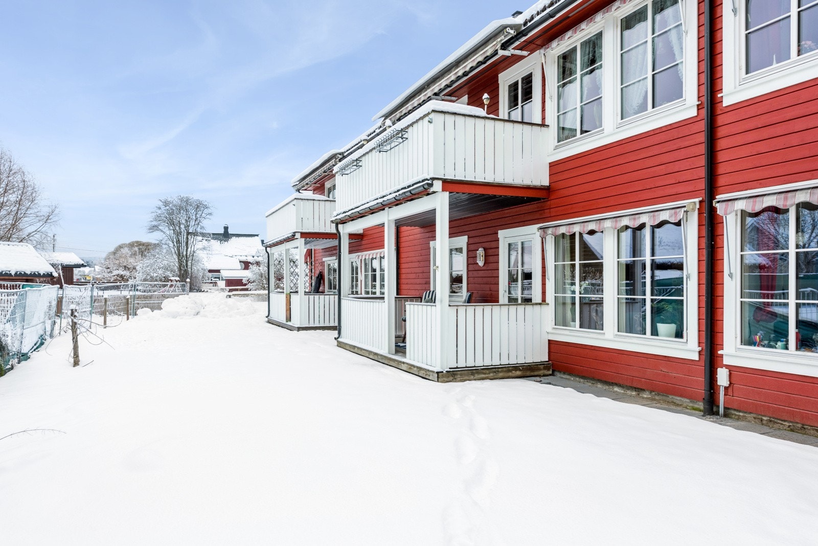 Det er gåavstand til butikker, spisesteder og togstasjon med timesavganger til Oslo og Kongsvinger. Galleribilde