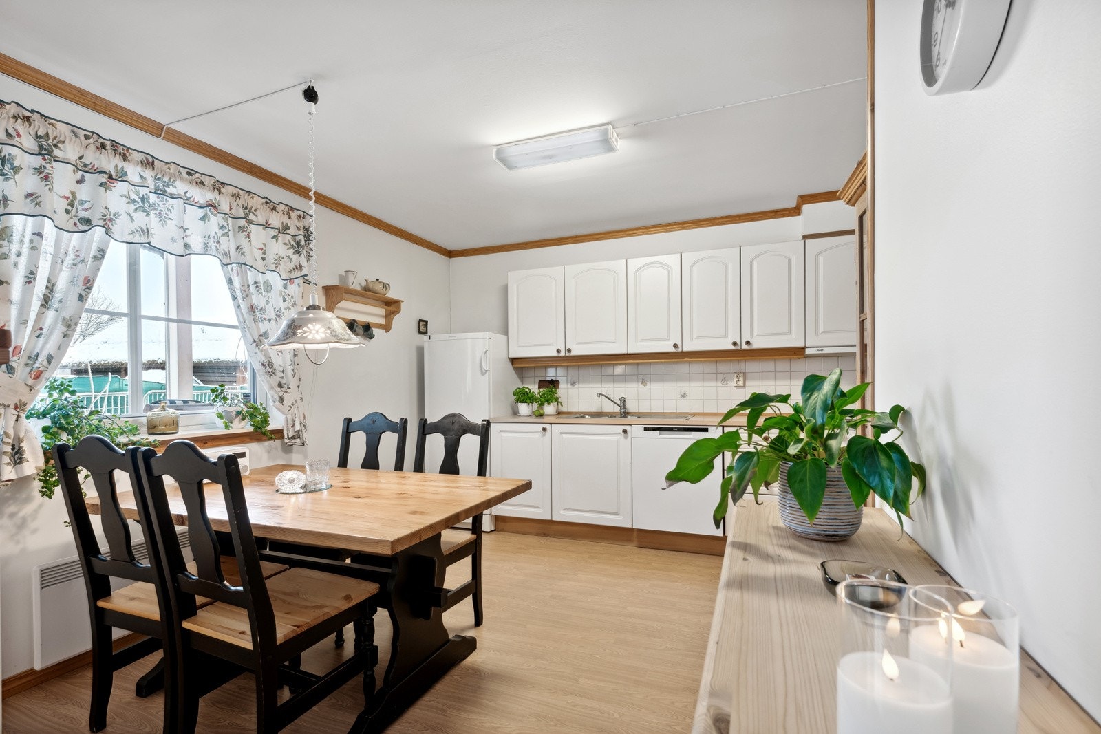 Koselig kjøkken med spiseplass ved vinduet. Galleribilde