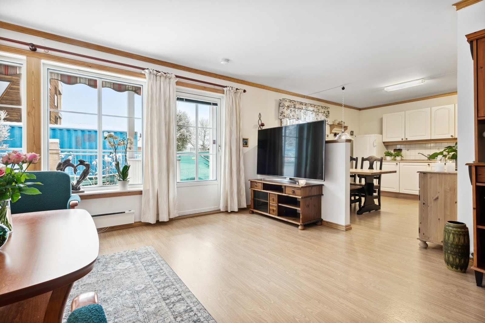 Romslig stue og kjøkken i åpen løsning. Galleribilde