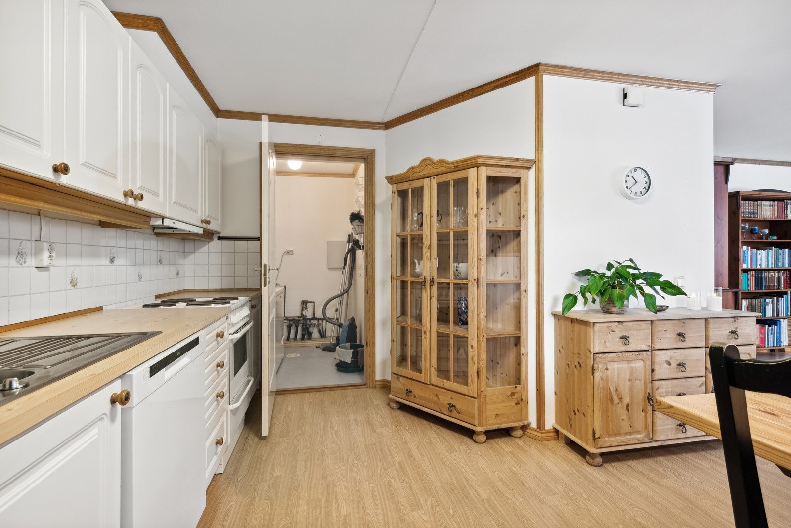Fra kjøkken er det adkomst til bod/teknisk rom. Galleribilde