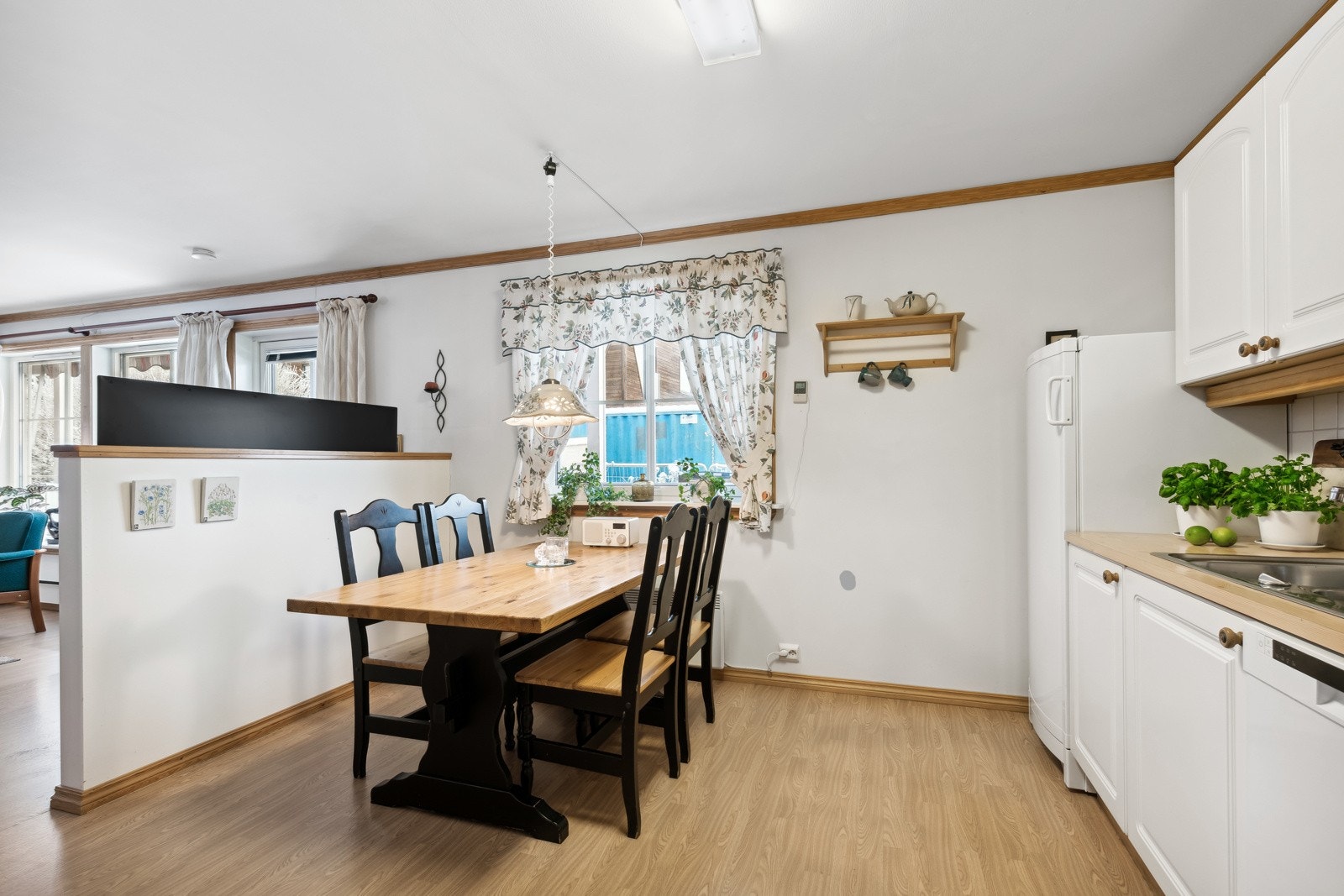 Kjøkkeninnredningen er fra byggeår. Galleribilde