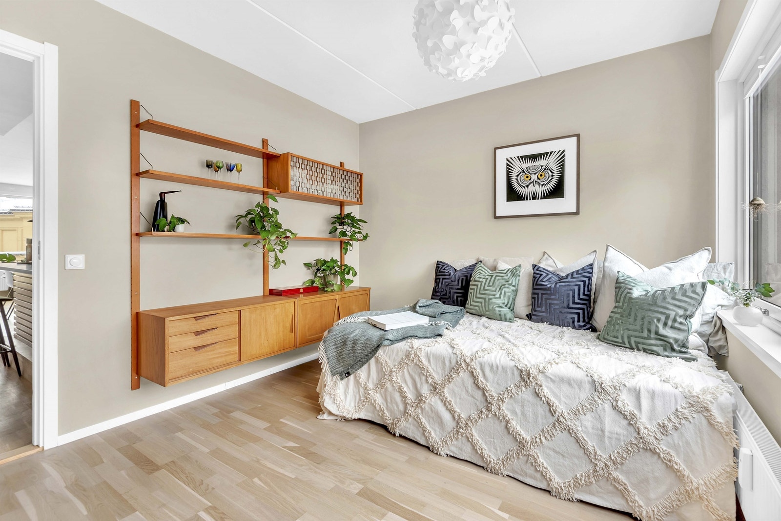 Soverom 1 er av god størrelse og har adkomst fra kjøkken Galleribilde