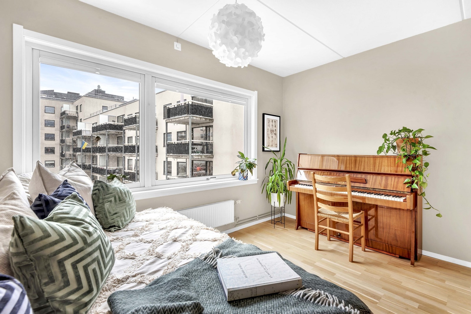 Soverom 1 er av god størrelse og har adkomst fra kjøkken Galleribilde