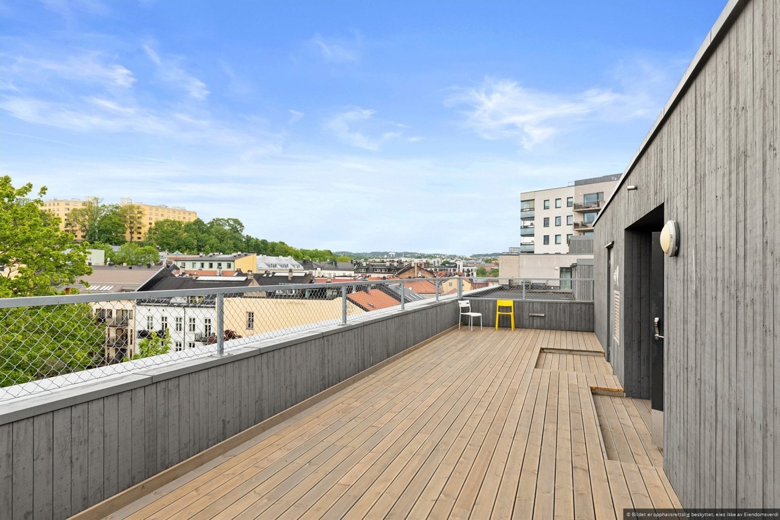 Fantastisk felles takterrasse i nabooppgangen. Det er også mulig å leie selskapslokale på takterrassen i oppgang 12 gjennom Jess Carlsen-kvartalet Galleribilde