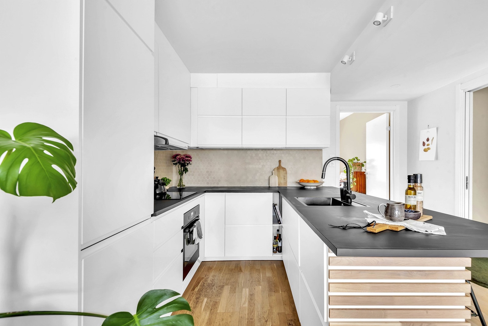 Det er integrert oppvaskmaskin, stekeovn, induksjonstopp, kjøleskap med frysedel og ventilator med avtrekkskanal tilknyttet ventilasjonsanlegg Galleribilde