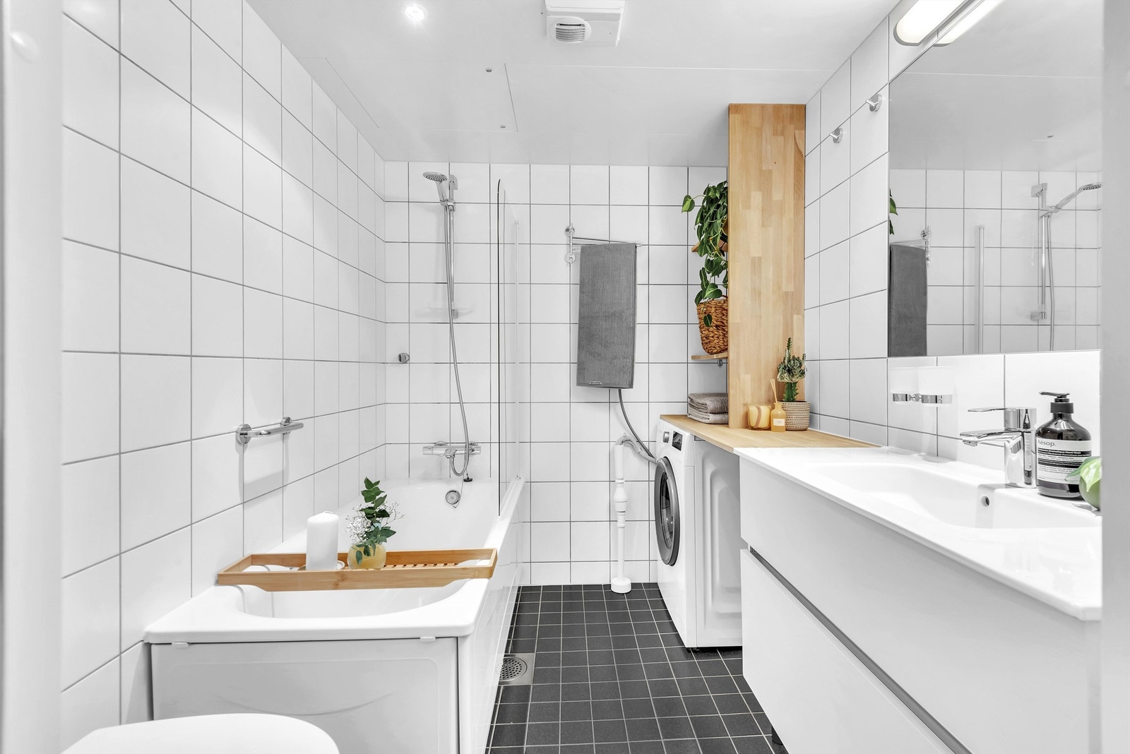 Pent flislagt baderom med gulvvarme og downlights i taket. Lagt opp til vaskemaskin. Galleribilde