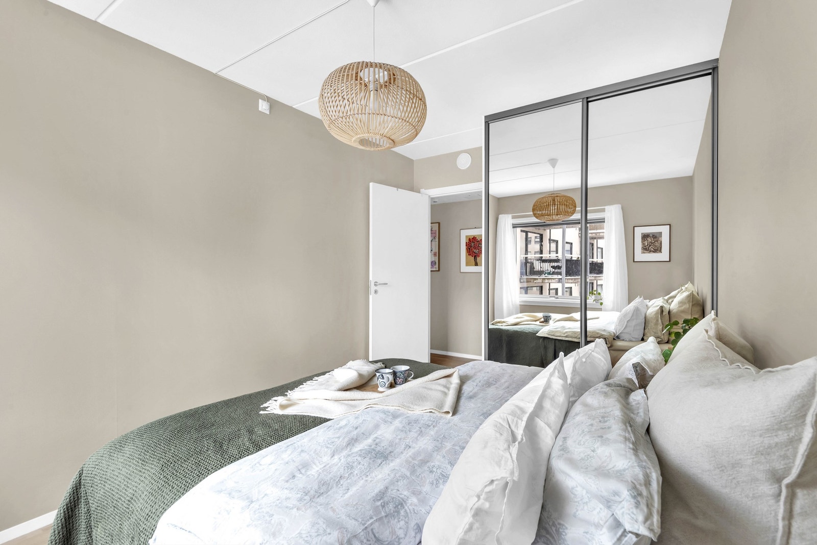 Flott hovedsoverom med garderobeløsning Galleribilde