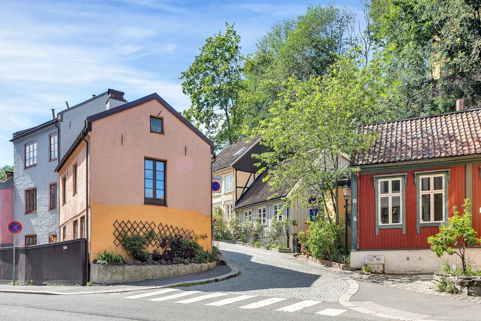 Kort vei til den sjarmerende trehusbebyggelsen i Damstredet Galleribilde