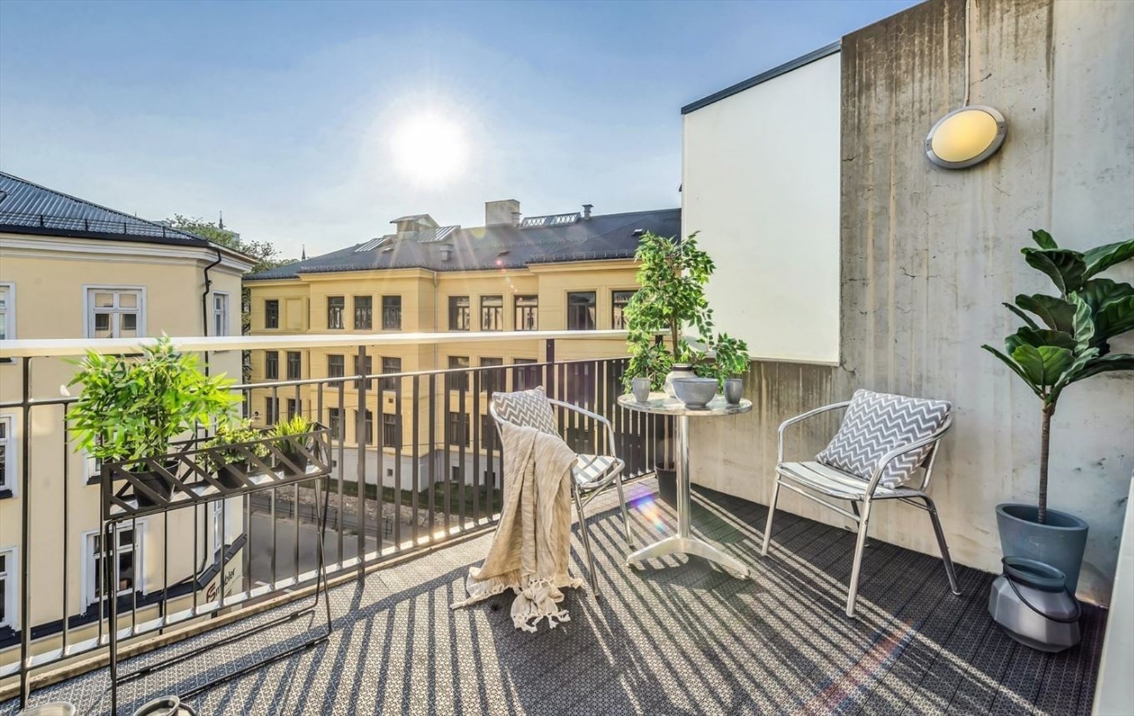 Bilde tatt om sommeren fra syd-vestvendt balkong på ca. 7 kvm Galleribilde