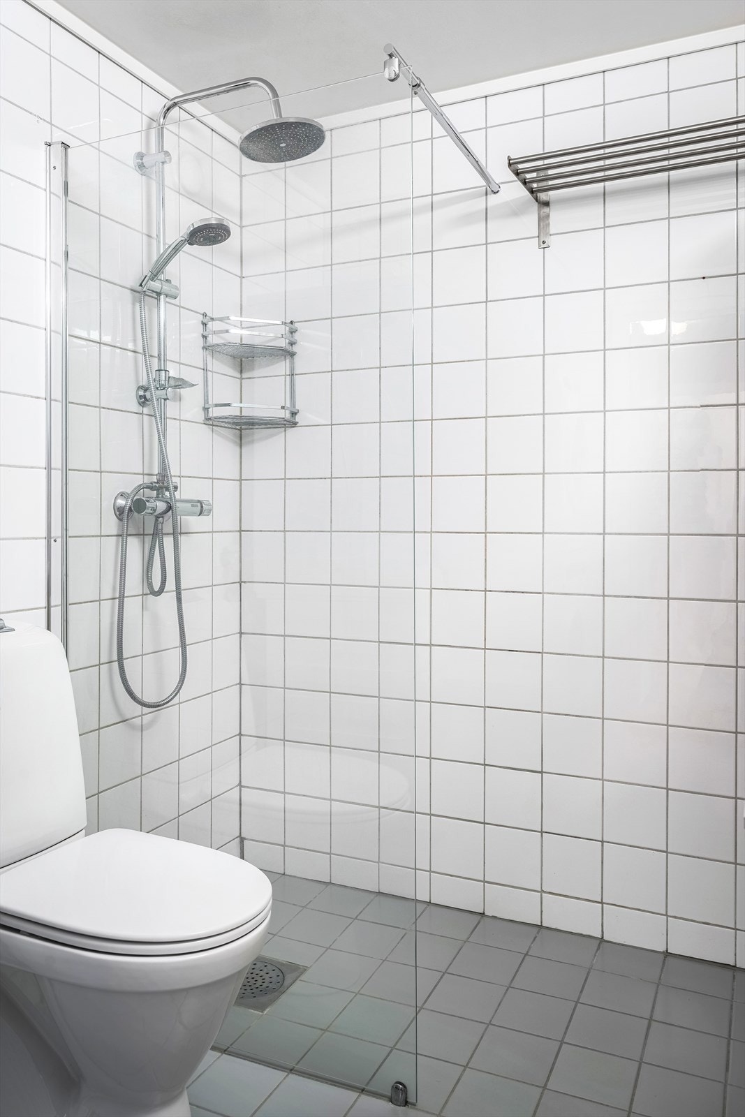 Baderommet inneholder wc, dusjplass, servant med ettgreps blandebatteri i innredning og opplegg for vaskemaskin/tørketrommel. Galleribilde