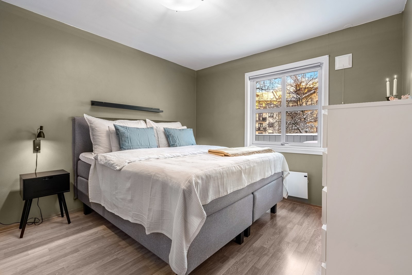 Boligens to soverom vender ut mot rolig bakgård uten biltrafikk. Hovedsoverommet har naturlig plass til en dobbeltseng med tilhørende nattbord på hver side. Galleribilde