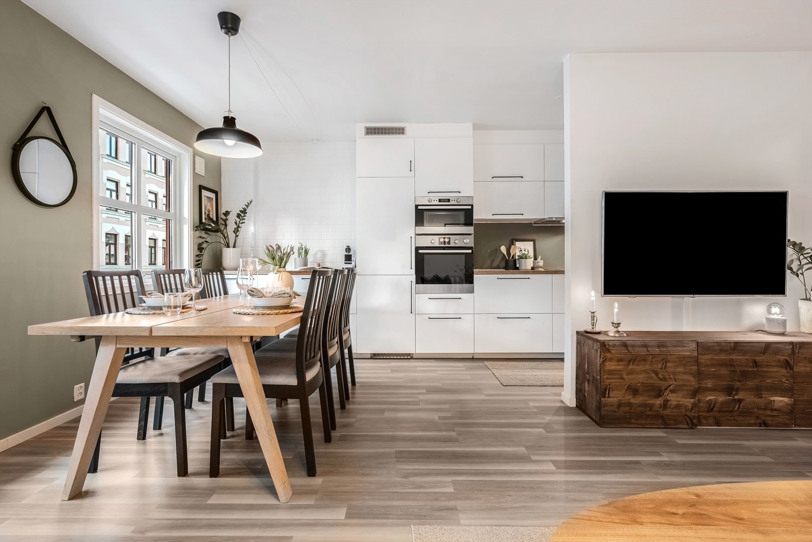 Hyggelig kjøkken med rikelig av oppbevaring og benkeplass. Galleribilde