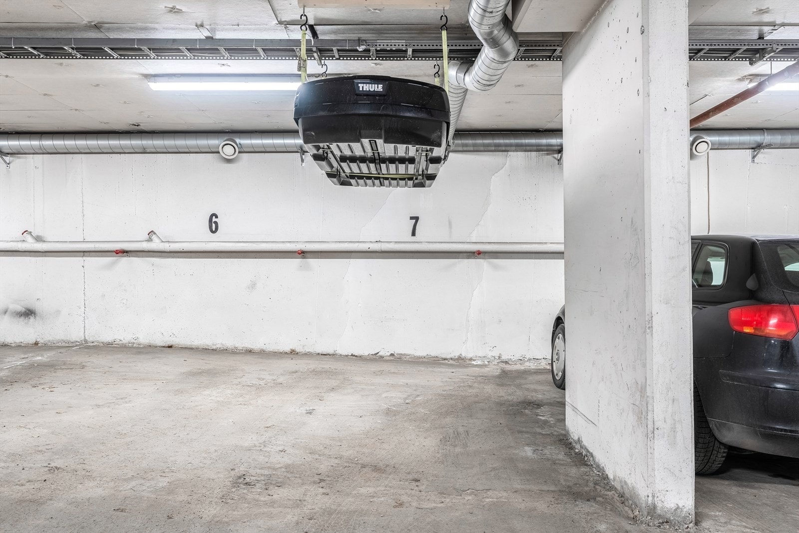 Leiligheten disponerer en garasjeplass i kjeller. Mulighet for å installere ladeboks for elbil. Galleribilde