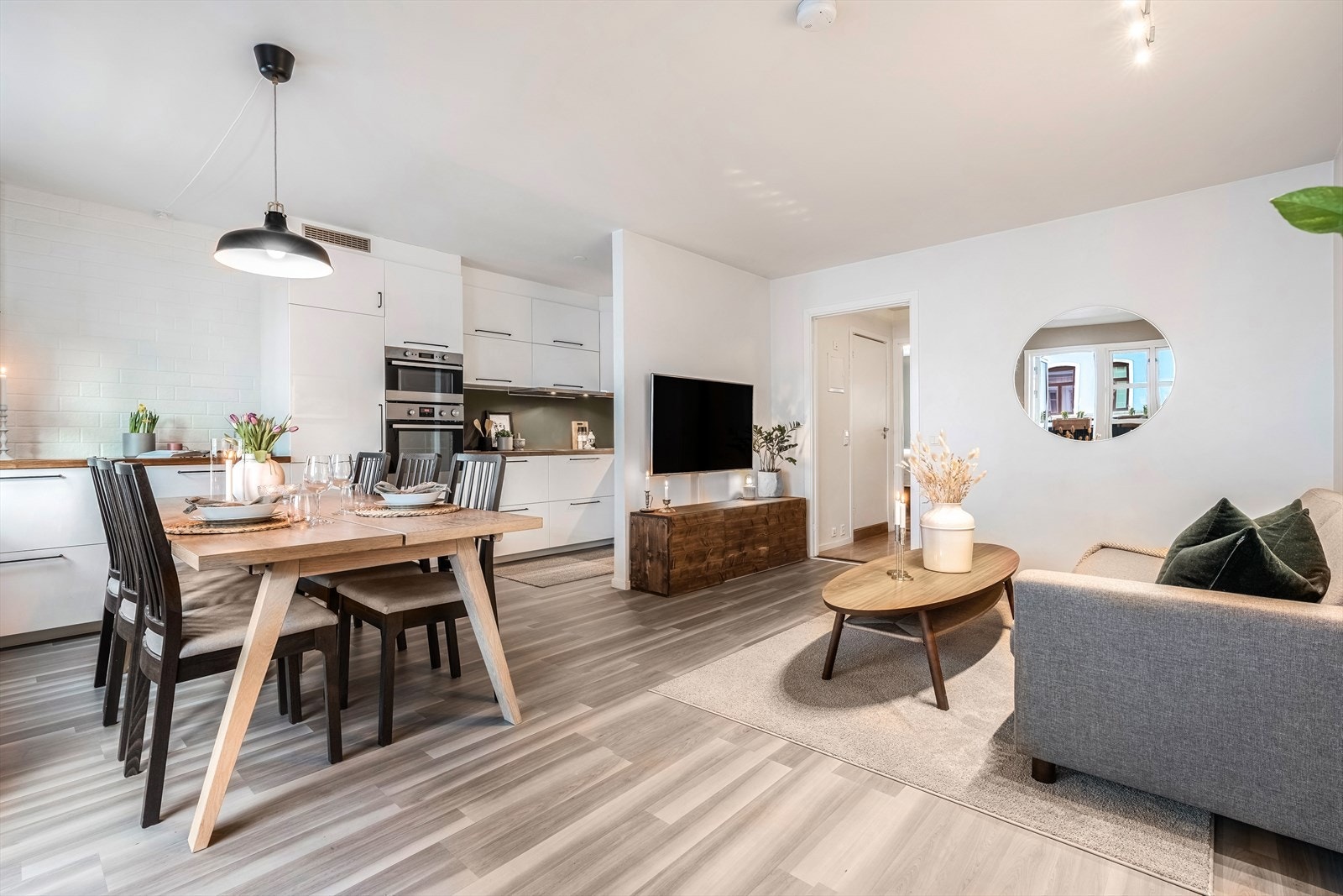 Lys og luftig stue med god plass til både sofa- og spisegruppe. Galleribilde