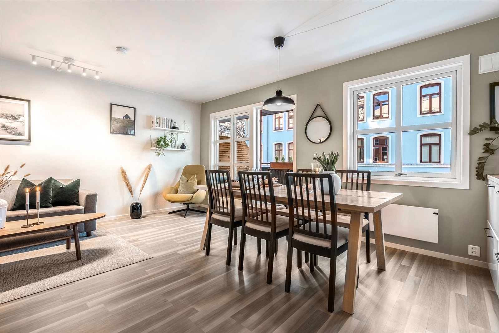 Ved de store vindusflatene har du plass til et spisebord, som gjør at både kjøkkenet og stuen blir et naturlig oppholdssted og samlingspunkt. Galleribilde