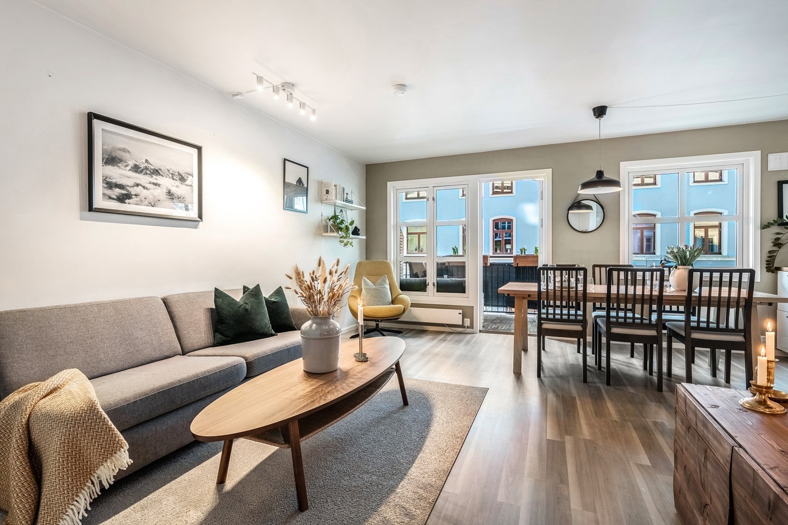 Utgang fra stue til hyggelig nordvestvendt balkong som kan nytes om sommeren. Galleribilde