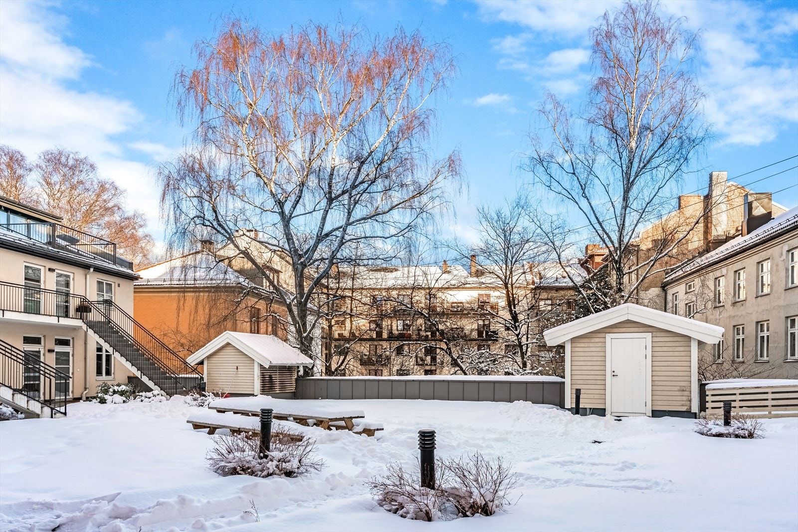 Når du kommer opp fra gateplan til 2.etg, enten ved heis eller trapp, blir du møtt av en flott lukket bakgård. Galleribilde