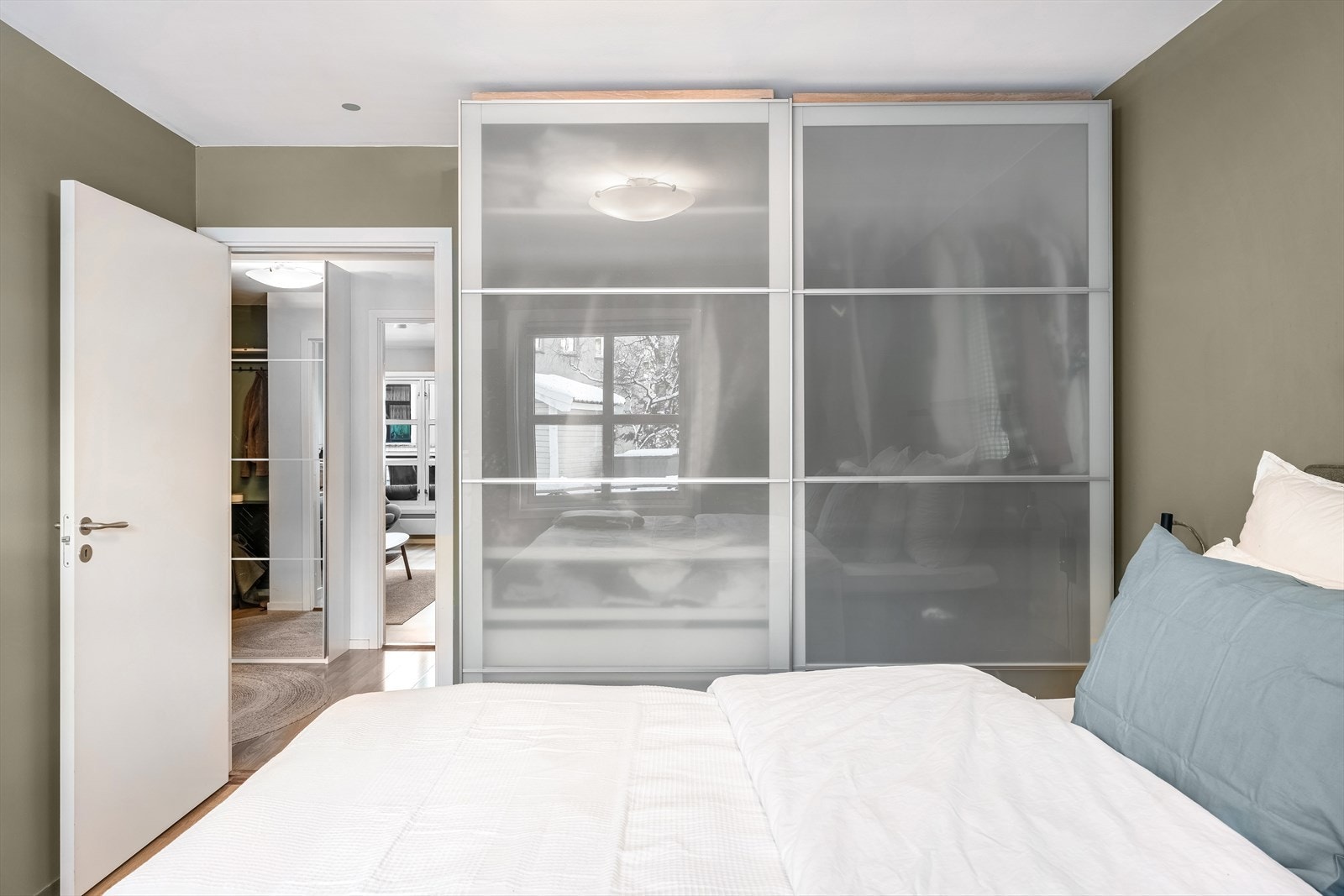 God oppbevaringsplass i medfølgende skyvedørsgarderobe på rommet. Galleribilde