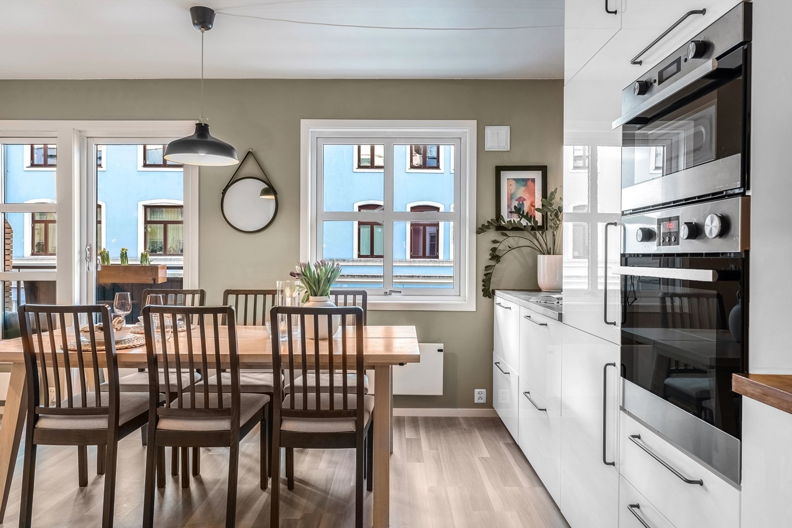 Kjøkkenet inneholder bla. laminert kjøkkeninnredning, Benkeplate i tre, kum med ettgreps blandebatteri, mekanisk vifte over integrert koketopp, integrert ovn, integrert micro, integrert kjøl/frys og integrert oppvaskmaskin. Galleribilde