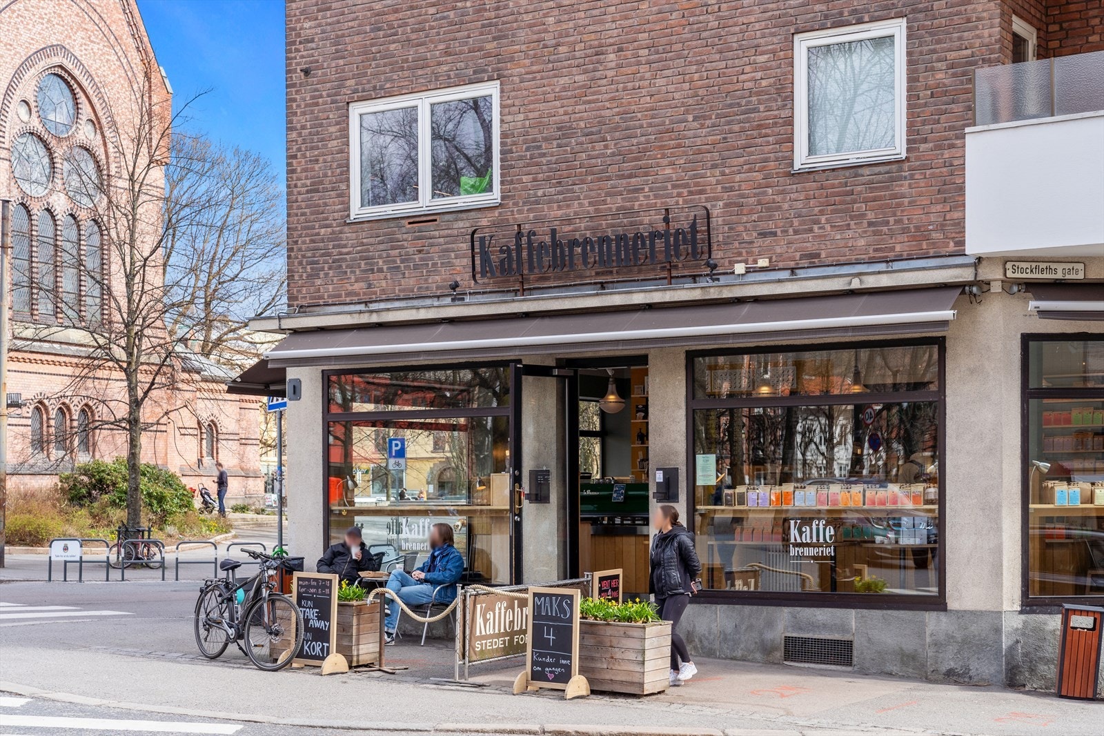 Like i nærheten finnes en rekke trendy kafeer, spisesteder og kjøpesenter. Bydelen byr på grønne, åpne parker, flotte turområder og arkitektur i nordisk nybarokk. Galleribilde