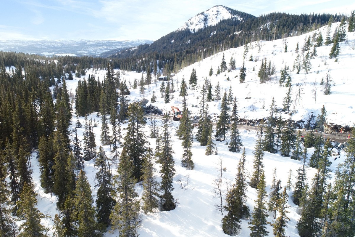 Høydefoto med Hovdenuten som blikkfang. Fjellene omkring får man også utsyn over fra tomten. Galleribilde