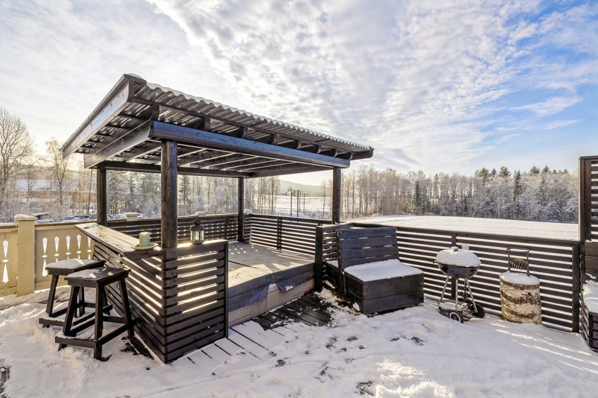 Terrassen har impregnerte gulvkonstfuksjoner som sist ble overflatebehandlet i 2022. Hjørnet av terrassen har også overbygget parti med bar-løsning og nedfelt jacuzzi. Jacuzzien kan kjøpes separat for kr. 20 000,- om ønskelig. Galleribilde
