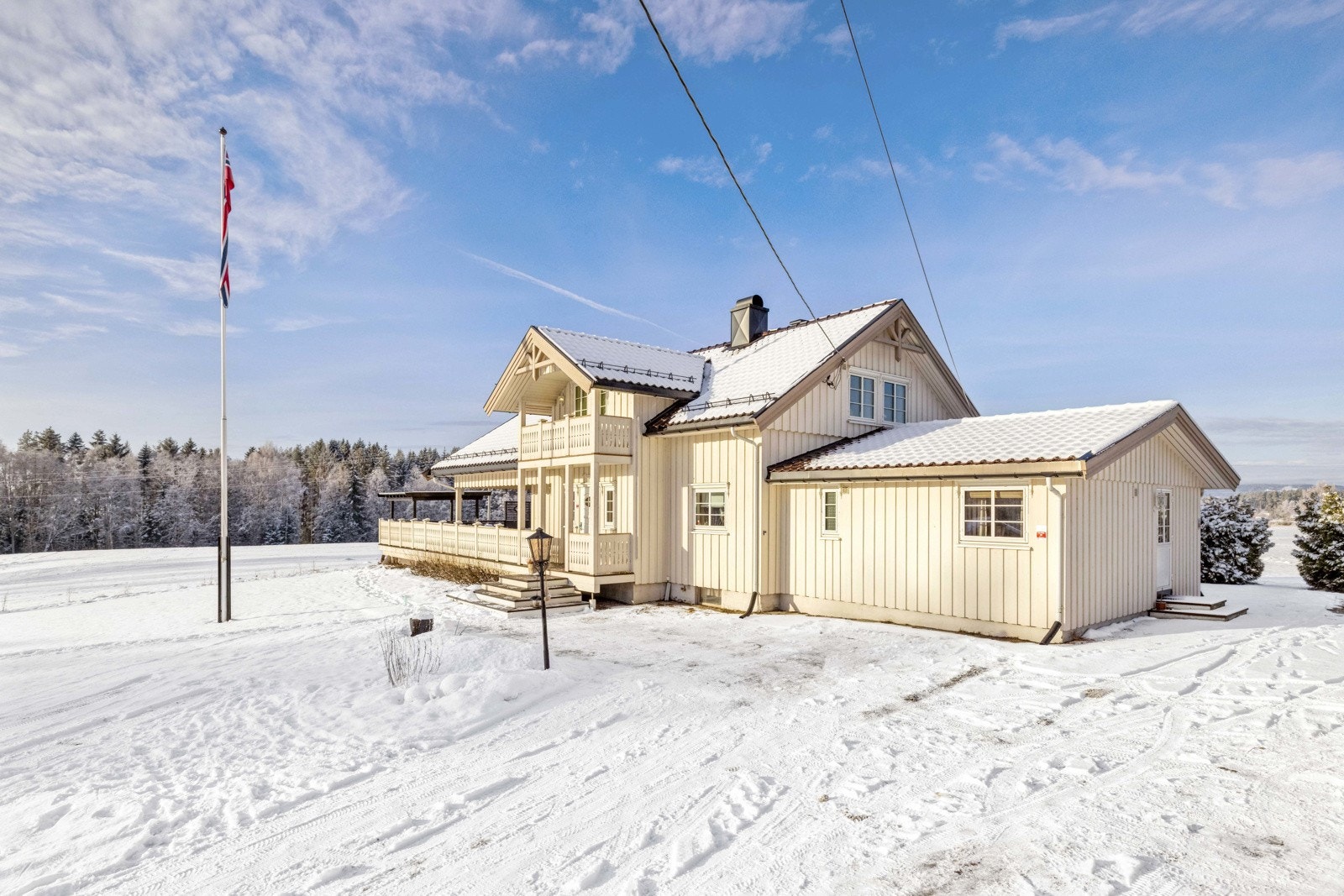 Fint småbruk med landlig beliggenhet i Åslia på en liten i høyde. Åpen og solrik beliggenhet med utearealer og stor terrasse mot både syd og vest. Galleribilde