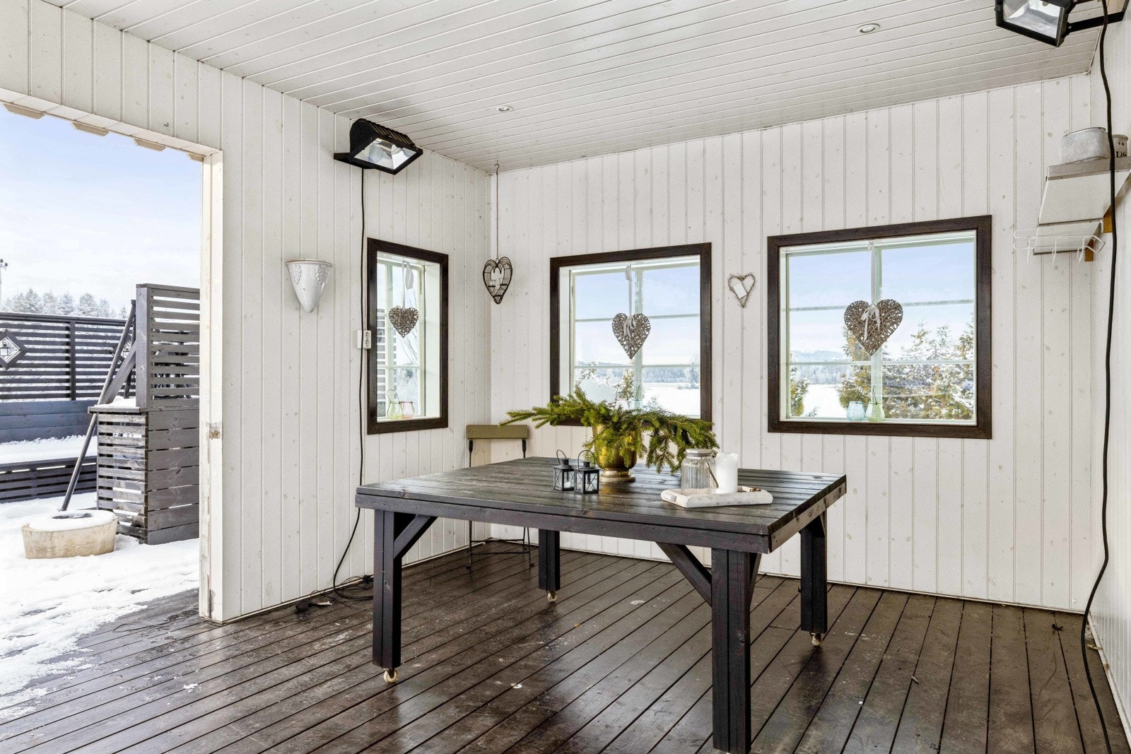 Fra stuen har du utgang til en stor, flott og solrik terrasse som ble utvidet i 2017 og 2019. Terrassen er også delt inn i ulike soner, hvor du først kommer ut til en overbygget del med vinduer, downlights i himlingen og varmelamper. Galleribilde