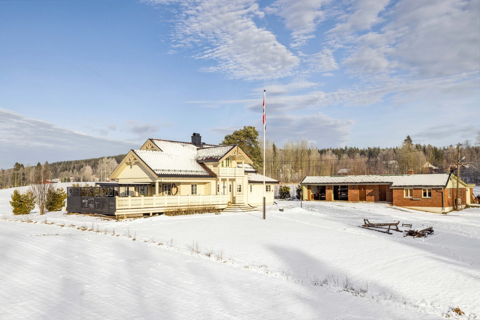 Eiendommen er bebygd med en innholdsrik enebolig, garasjeuthus med bruksareal på 119m² og stabbur innredet med gjesterom. Galleribilde