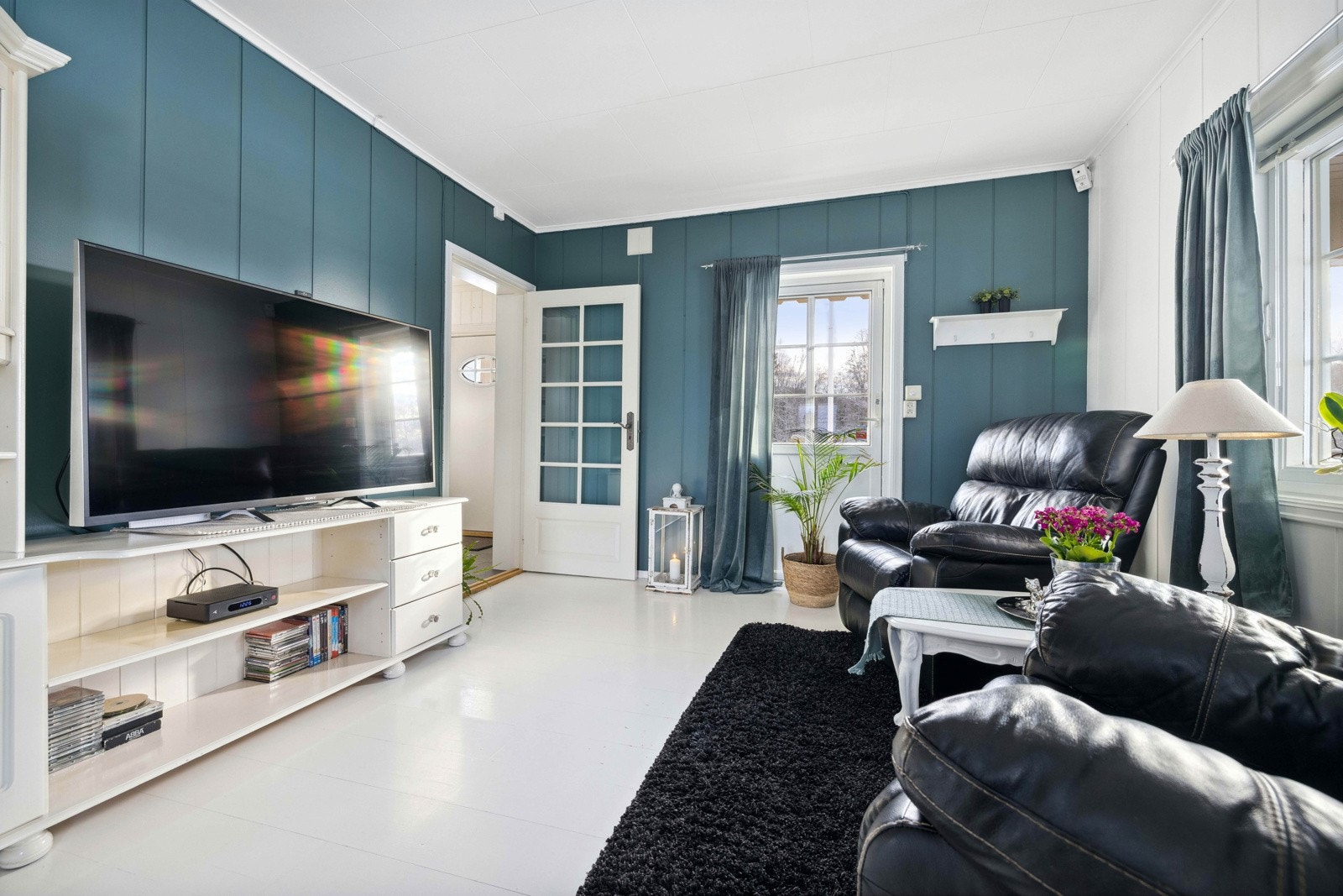 Stuen er i dag innredet med en TV-stue, en dagligstue med vedovn og en spisestue i tilknytning til kjøkkenet. Galleribilde